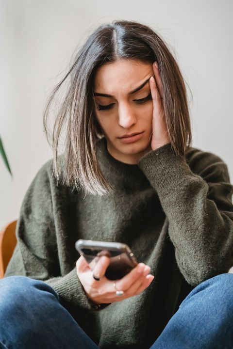 woman-browsing-smartphone