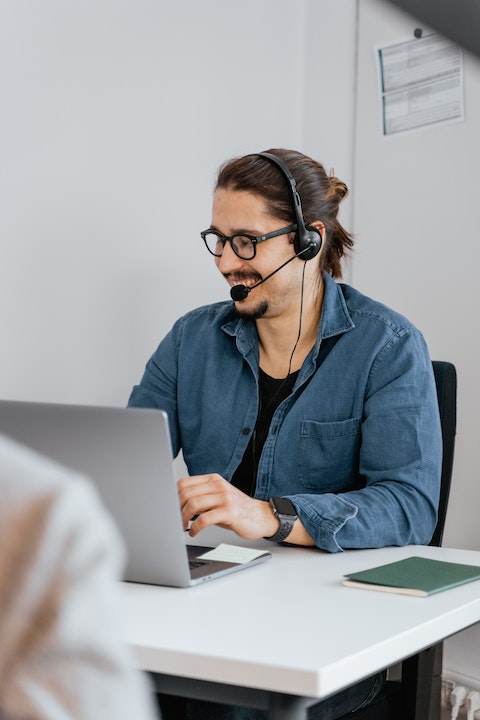 guy-in-call-center