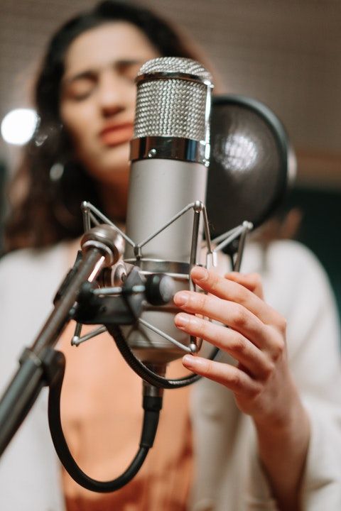 person holding mic