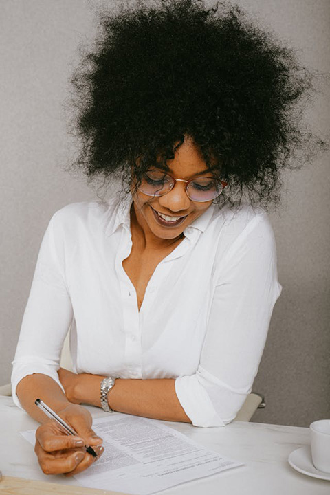 woman-in-white-dress-shirt-wearing-eyeglasses